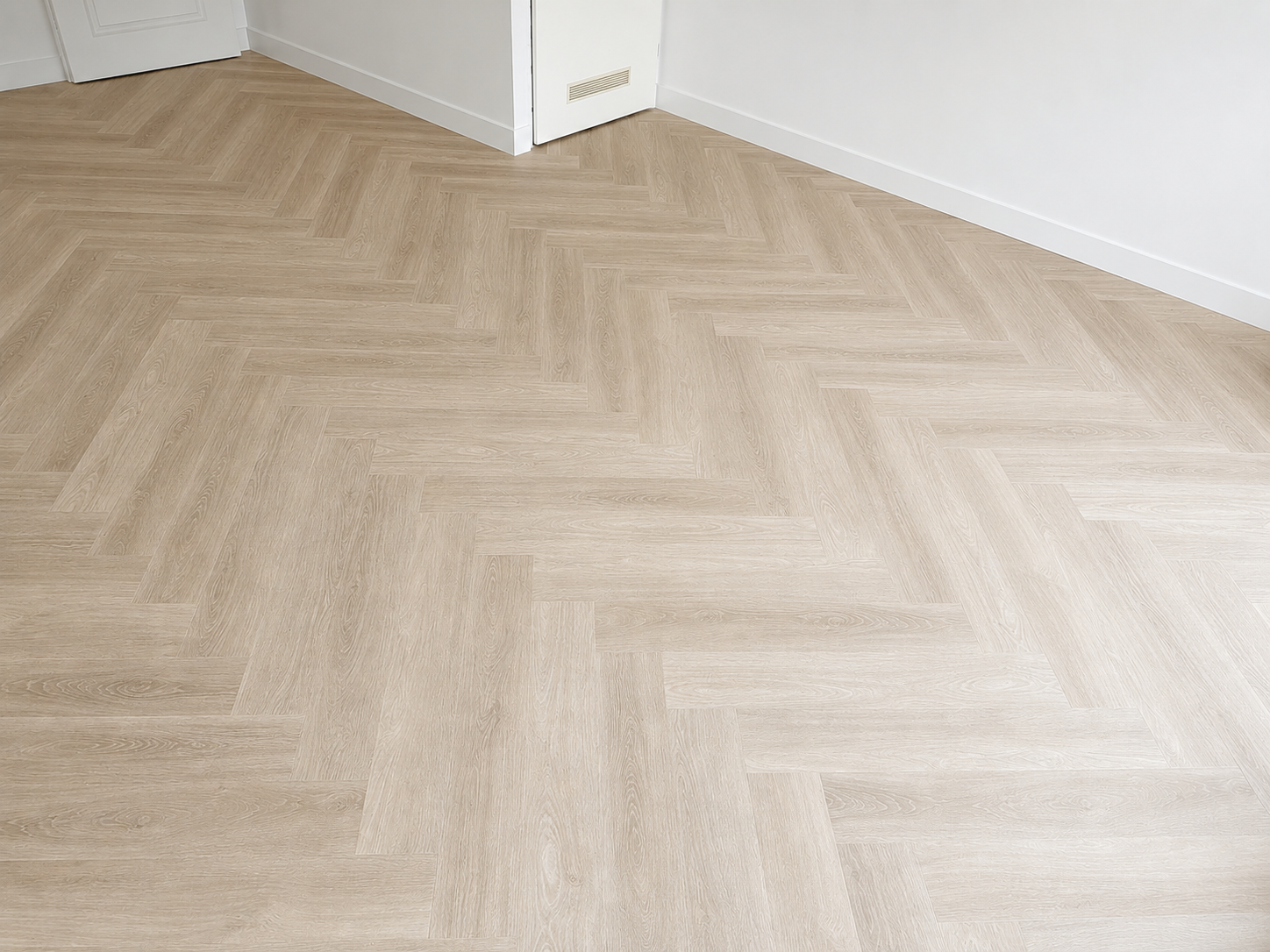 PVC vloer in visgraat patroon licht eiken